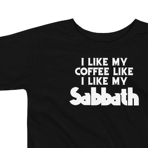安息日のようにコーヒーが好き - 幼児用半袖Tシャツ