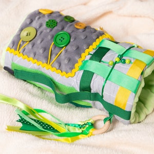 Fidget muff is 30 cm (12 inches) long. The space inside the muff is 15 cm high. Enough to fit 2 hands freely.