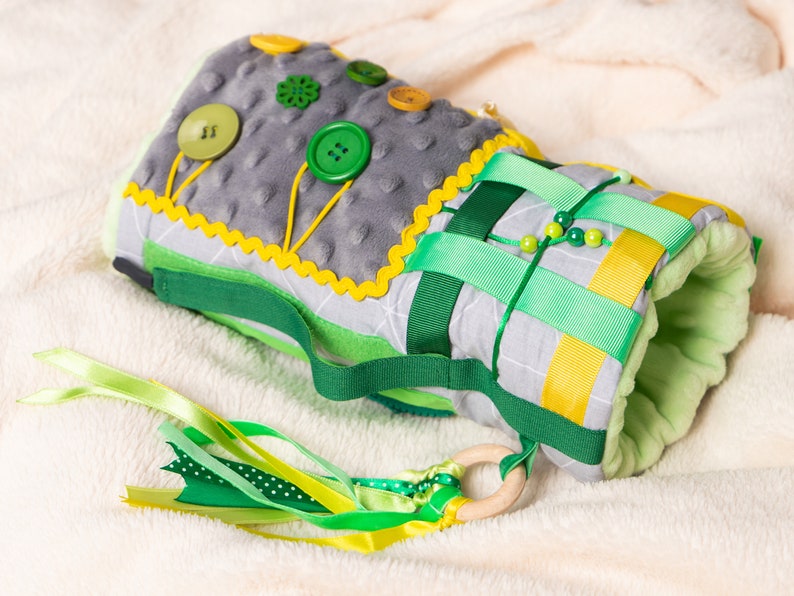 Fidget muff is 30 cm (12 inches) long. The space inside the muff is 15 cm high. Enough to fit 2 hands freely.
