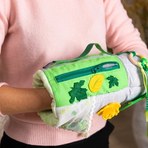 The reverse side (incide) of the blanket is made of soft plush. The fabric is very pleasant to the touch. Inside the toy is a synthetic winterizer. Can be washed on a delicate cycle in a washing machine