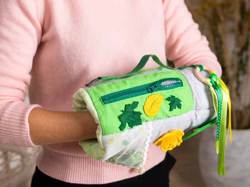 The reverse side (incide) of the blanket is made of soft plush. The fabric is very pleasant to the touch. Inside the toy is a synthetic winterizer. Can be washed on a delicate cycle in a washing machine