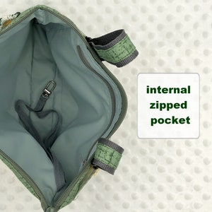 Carabiner for keys on a ribbon that is securely sewn to the inner pocket of the bag. It is very convenient to always have the keys at hand and not to lose them