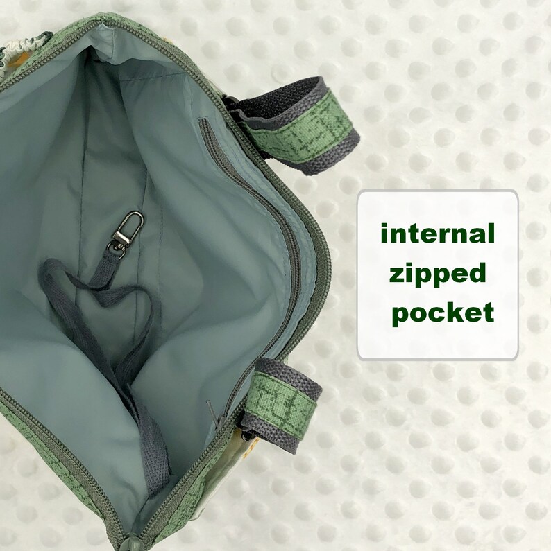 Carabiner for keys on a ribbon that is securely sewn to the inner pocket of the bag. It is very convenient to always have the keys at hand and not to lose them