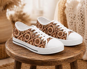 Zapatillas deportivas de mujer estilo boho con mosaico de azulejos, zapatos bajos geométricos florales marrones, zapatillas casuales de lona inspiradas en el crochet, zapatos con estampado geométrico.