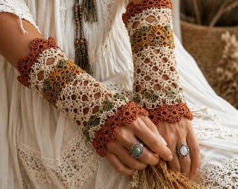 Scaldapolsi in pizzo stile boho, modello all'uncinetto in PDF, guanti senza dita in cotone leggero con bordi smerlati color terracotta e stile festival