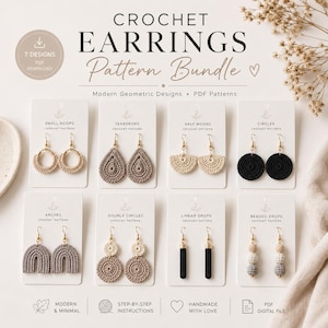 Op de afbeelding: Een verzameling haakpatronen voor oorbellen, waaronder kleine hoepels, druppels en halve manen. De oorbellen worden gepresenteerd op witte kaarten met gouden haken. De tekst "CROCHET EARRINGS Pattern Bundle" is zichtbaar. De stijl is modern en minimalistisch.