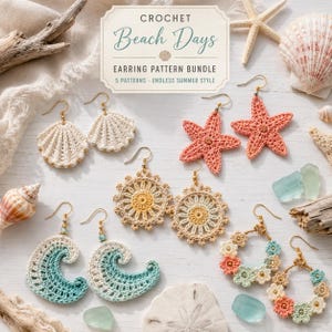 Puede incluir: Un conjunto de pendientes de ganchillo hechos a mano con diseños de playa. Los pendientes incluyen conchas marinas, estrellas de mar, soles, olas y flores. La paleta de colores presenta crema, melocotón, turquesa y detalles dorados. El texto "Beach Days" y "Earring Pattern Bundle" está presente.