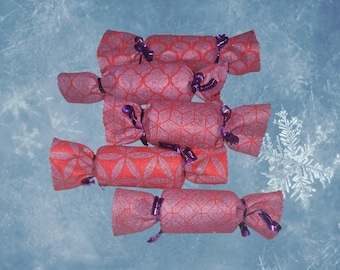 Non-Traditional Cheer: Set of 5 Eco-Friendly Geometric Pattern Christmas Crackers. Handprinted for a Unique and Sustainable Christmas Decor.