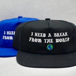 I Need A Break From The World 5 Panel Unstructured SnapBack Hat Old English, Må bra, Fred, Kärlek, Positivitet, Jord, Gatukläder