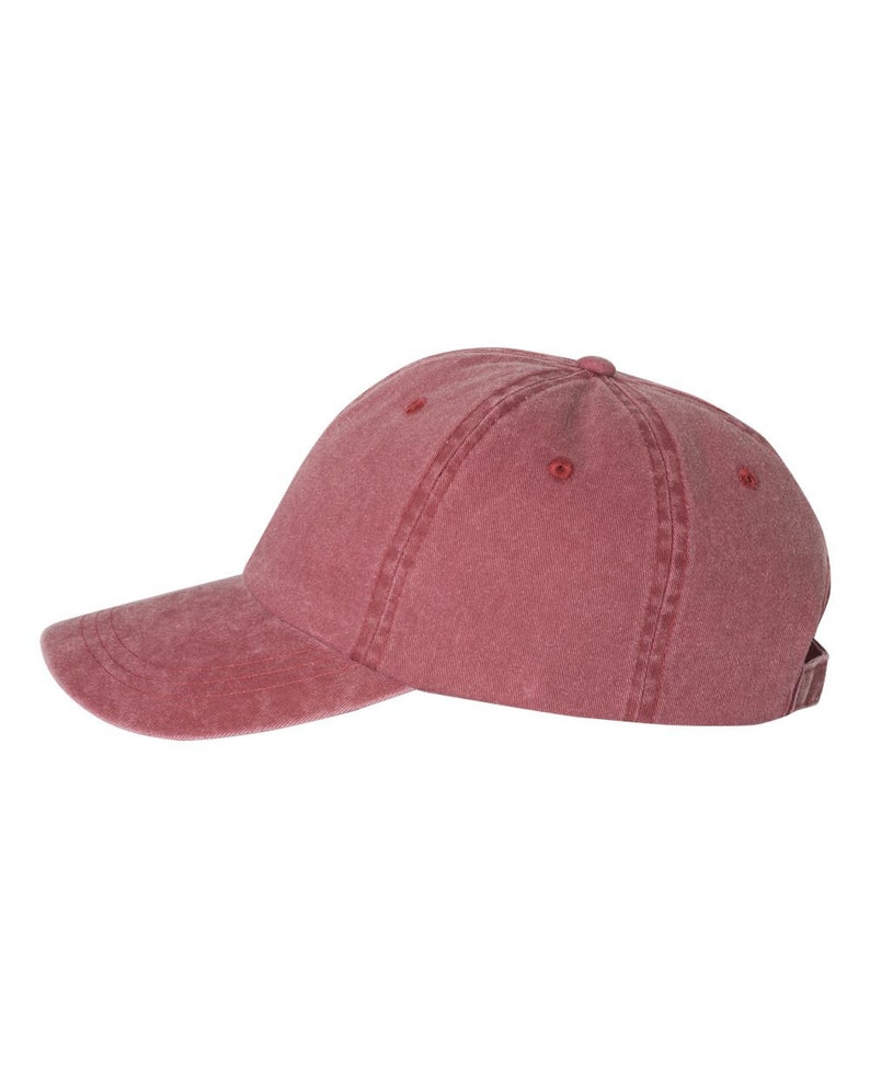 Op de afbeelding: Een effen rode baseballpet met een licht verweerde look. De pet heeft een gebogen klep en een verstelbare band.