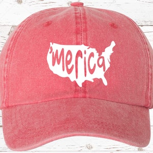以下が含まれることがあります： アメリカの白抜き輪郭と、その中に「merica」という文字が入った赤い野球帽