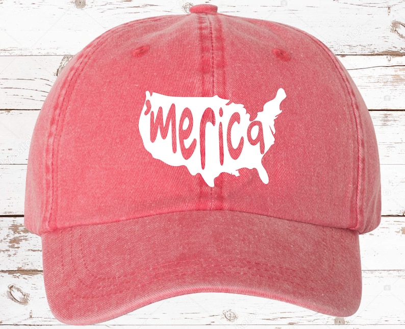 以下が含まれることがあります： アメリカの白抜き輪郭と、その中に「merica」という文字が入った赤い野球帽