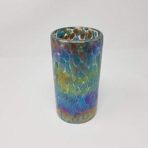1 handgeblazen waterglas - blauwe chocolade iriserende confetti