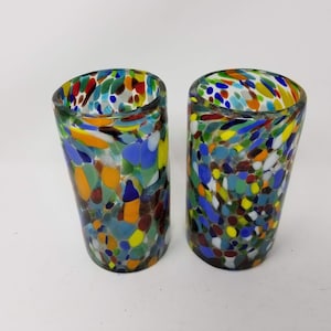 2 handgeblazen waterglas - heldere confetti