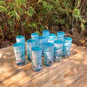 12 handgeblazen shotglazen - turquoise / witte werveling