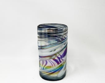 1 vaso de agua soplado a mano - Remolino iridiscente morado/blanco