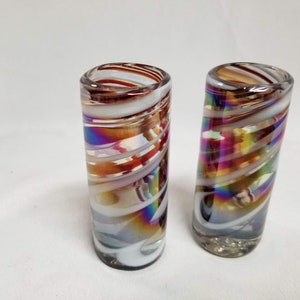 2 handgeblazen shotglazen - rood / wit iriserende werveling