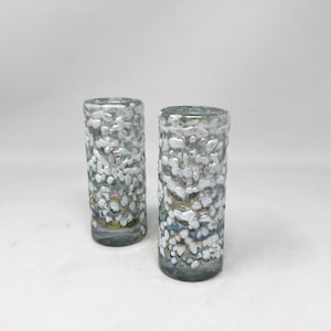 2 handgeblazen shotglaasjes - wit Graniti iriserend