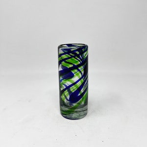 1 handgeblazen shotglas - blauw / groene werveling