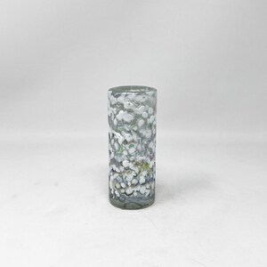 1 handgeblazen borrelglas - witte Graniti iriserend