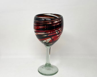 1 copa de vino soplada a mano - Remolino rojo/chocolate