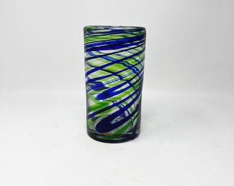 1 handgeblazen waterglas - blauw / groene werveling