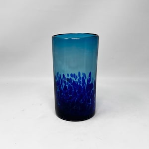 1 handgeblazen waterglas - turquoise diepzeebodem
