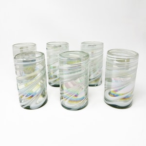 6 vasos de agua soplados a mano - Remolino blanco iridiscente