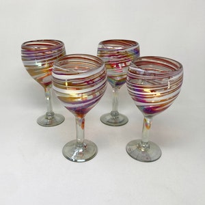 4 copas de vino sopladas a mano - remolino iridiscente rojo/blanco