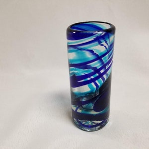 1 handgeblazen borrelglas - turquoise/blauwe werveling