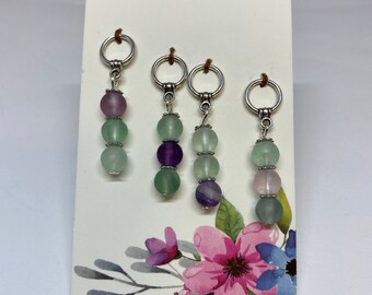 Segnapunti per maglia con pietre preziose, set di quattro segnapunti di lusso con perline di fluorite satinata nei colori malva e verde.