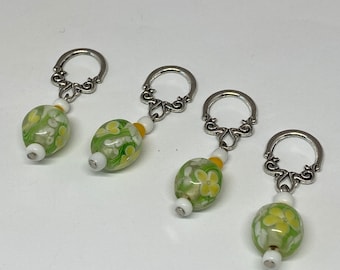 Luksusowe znaczniki oczek do robótek na drutach, zestaw czterech sztuk z koralikami lampwork w kształcie kwiatów