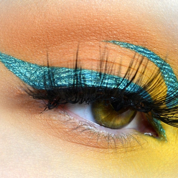 Atlantis Waterbased Liquid Eyeliner And Eyeshadow - Bright Turquoise Metallic