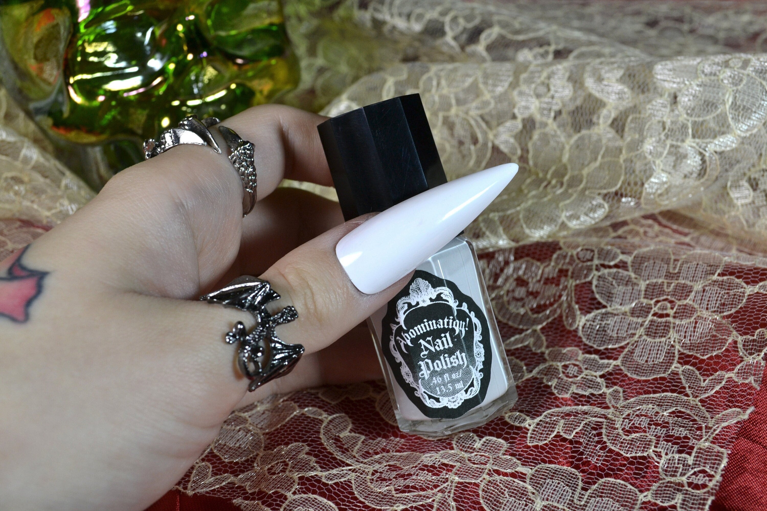 Elegancia en cada trazo 🖤 Uñas esculpidas con un diseño en negro intenso y  efecto encaje realizado completamente a mano alzada, que aporta un acabado  sofisticado, femenino y lleno de carácter. Perfectas, image size:3000x2000