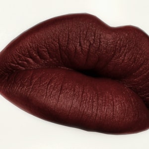 1940 Satin Liquid Lipstick - Dark Red