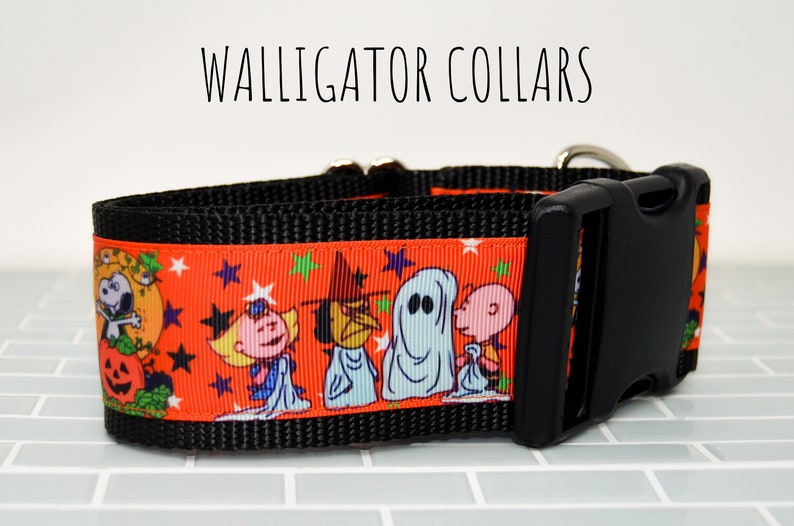Puede incluir: Un collar de perro negro y naranja con un estampado de Peanuts de tem&aacute;tica de Halloween con Snoopy, Lucy, Linus y Sally. El collar tiene una hebilla negra y un anillo en D plateado.