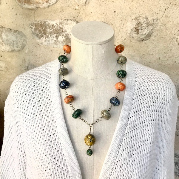 Joli collier vintage en perles en résine et en métal argenté années 70