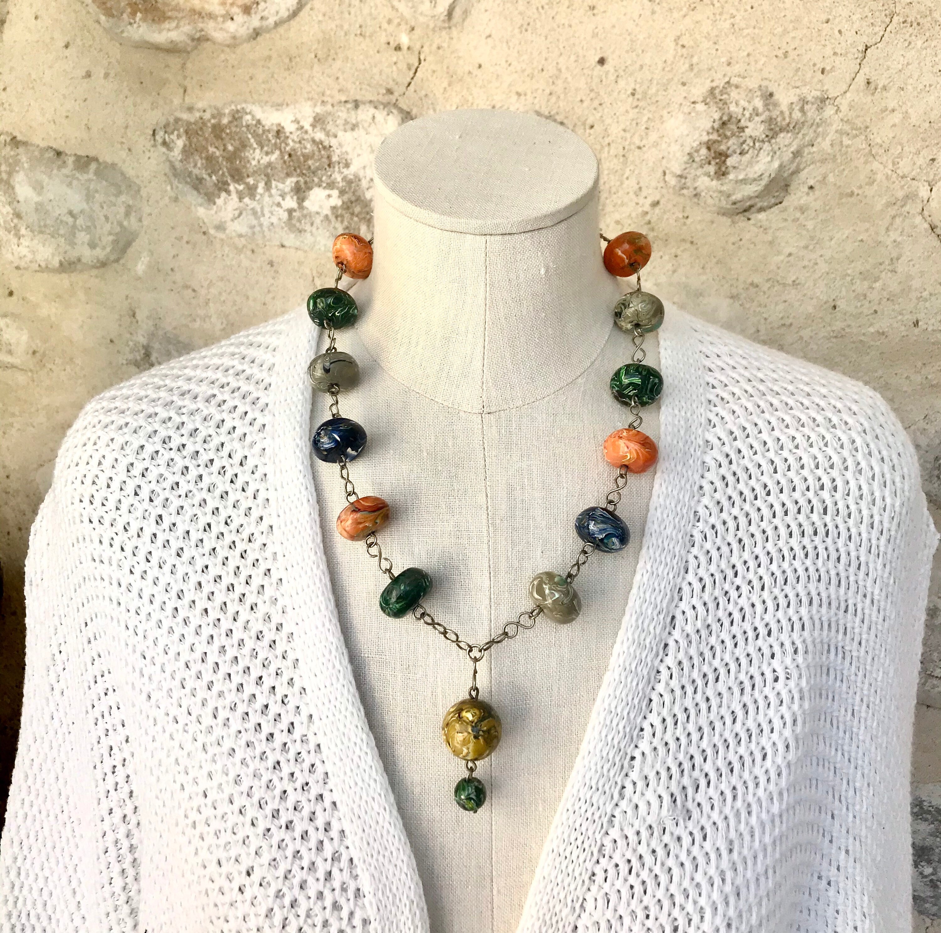 Collier Vintage Léger En Résine Or Et Perles Argentées - Occasion Impeccable