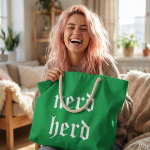 Bolsa tote Nerd Herd, modelo grande com alça de corda, ideal para mães, disponível em diversas cores.