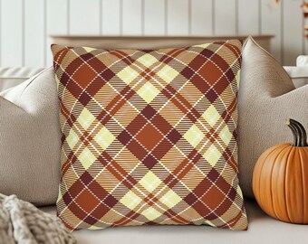 Almofada decorativa com estampa argyle xadrez outono/outono em âmbar e amarelo-manteiga, decoração xadrez elegante de outono, artigos para casa de outono, decoração clássica de outono