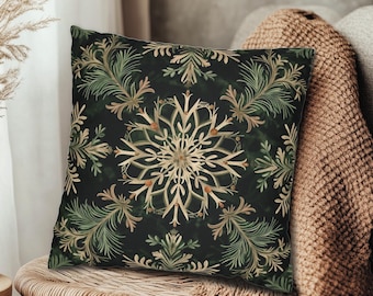 Puede incluir: Una almohada decorativa con fondo verde oscuro y un patrón floral dorado y verde. La almohada está sentada en una silla de mimbre.