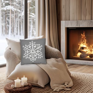 Cojín decorativo con diseño de copo de nieve - Blanco sobre gris, apto para interior y exterior, en varios tamaños, cojines decorativos de invierno, adorables cojines con diseño de copo de nieve imagen 6