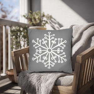 Cojín decorativo con diseño de copo de nieve - Blanco sobre gris, apto para interior y exterior, en varios tamaños, cojines decorativos de invierno, adorables cojines con diseño de copo de nieve imagen 7