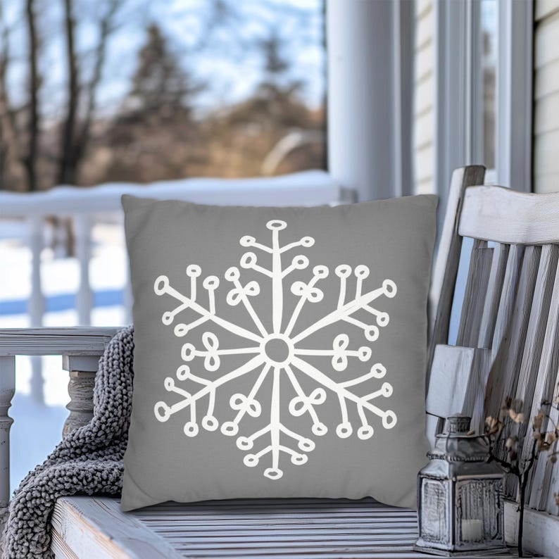 Cojín decorativo con diseño de copo de nieve - Blanco sobre gris, apto para interior y exterior, en varios tamaños, cojines decorativos de invierno, adorables cojines con diseño de copo de nieve imagen 5