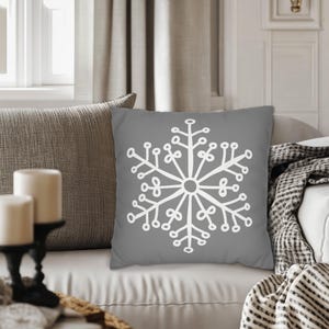 Cojín decorativo con diseño de copo de nieve - Blanco sobre gris, apto para interior y exterior, en varios tamaños, cojines decorativos de invierno, adorables cojines con diseño de copo de nieve imagen 2