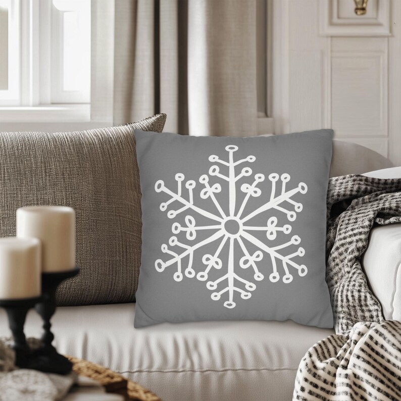 Cojín decorativo con diseño de copo de nieve - Blanco sobre gris, apto para interior y exterior, en varios tamaños, cojines decorativos de invierno, adorables cojines con diseño de copo de nieve imagen 2