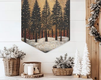 Puede incluir: Una escena de bosque invernal con colinas cubiertas de nieve y un cielo dorado. Los árboles son de color verde oscuro y la nieve es blanca. La escena está pintada en un lienzo y está colgada en una pared blanca.