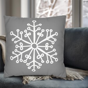 Cojín decorativo con diseño de copo de nieve - Blanco sobre gris, apto para interior y exterior, en varios tamaños, cojines decorativos de invierno, adorables cojines con diseño de copo de nieve imagen 8