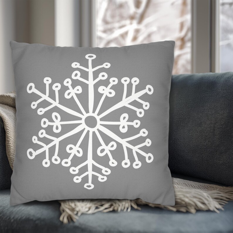 Cojín decorativo con diseño de copo de nieve - Blanco sobre gris, apto para interior y exterior, en varios tamaños, cojines decorativos de invierno, adorables cojines con diseño de copo de nieve imagen 8