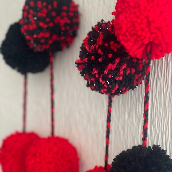 Pom Pom Garland,Party Decor,Christmas Garland,Christmas Pompom , Christmas Decor Valentines Decor, Yarn pom pom garland,birthday decor,